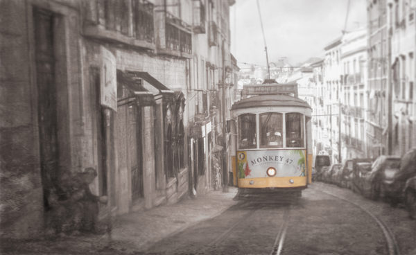 Tram in Lissabon in vroege ochtend